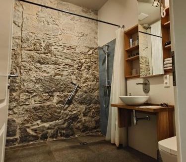 Buhlau Apartment | Ausgebauter Pferdestall im Rittergut - Kaminofen, Fasssauna und mehr