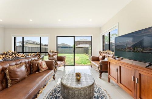 Austral Villa | Austral Spacious large 5 br home with Central AC