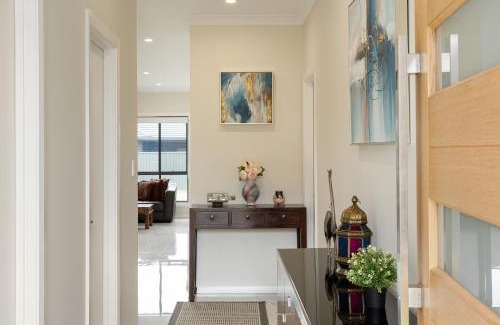Austral Villa | Austral Spacious large 5 br home with Central AC