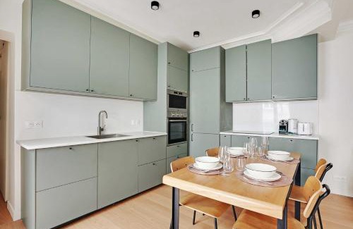 18th Arrondissement Apartment | Authentic apartment - 3BR-8P - Clignancourt