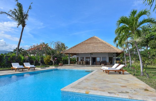 Banjartegehe Villa | Authentic Balinese Beachfront Villa & Private Pool