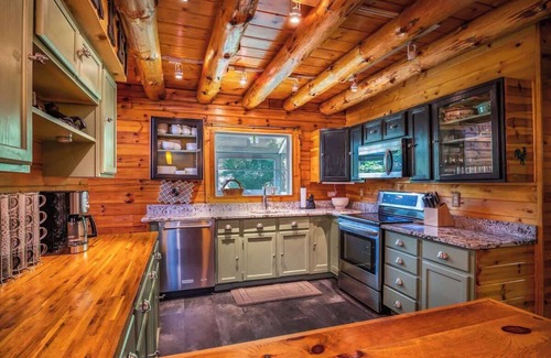 Lake Ariel Cabin | Authentic Log Cabin * Short walk to Lake & Hideout