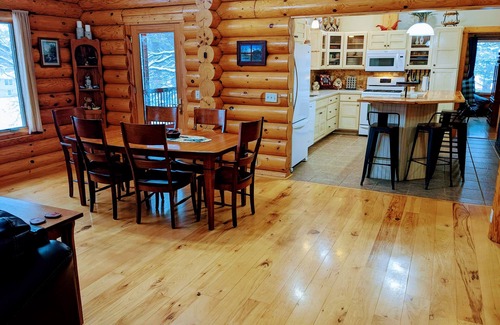 Albert Lea House | Authentic Log Home on Fountain Lake. Hot tub, Game Room, Kayaks, Canoe, Gardens,