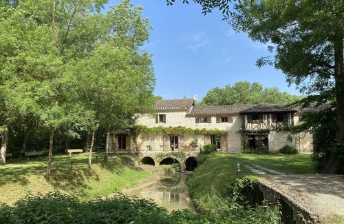 Monfort House | Authentique Moulin du Xiième Siècle - Gîte de Charme