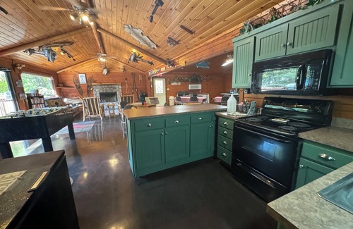 Afton Cabin | Autumn Leaves ROMANTIC Log Cabin in the woods. Hot Tub & Wood Burning Fire Place