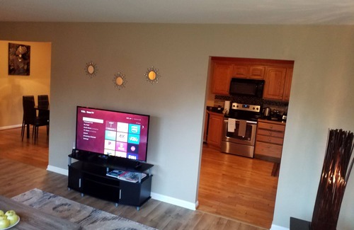 Rochester House | AUTUMN MAPLE HOUSE IN HENRIETTA, 3 BEDROOM, SPA SHOWER
