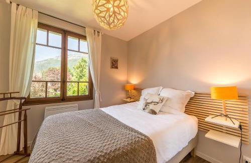 Veyrier-du-Lac Ski Chalet | Aux Grillons - Surplombez les eaux cristallines - LLA Selections by Location Lac Annecy