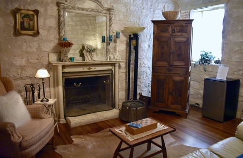 Fredericksburg House | Ava Haus SUITE. 3 minutes to Main Street! See our other 4 Ava Haus rentals. .