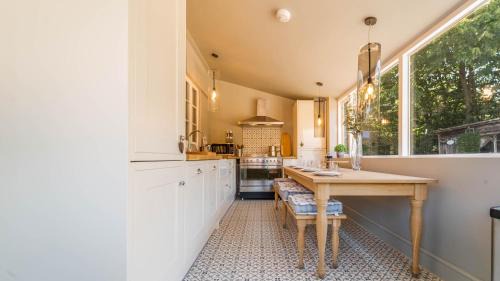 Harlow House | Available For Contractors 2 Double Beds and Sofa Bed Private Parking