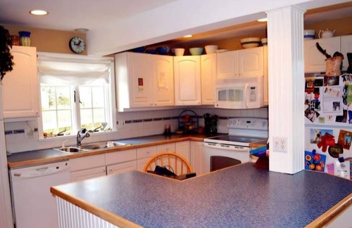 Madison House | AVAILABLE JULY 2025nCharming 2 bedroom bungalow 1 block to the beach Madison CT