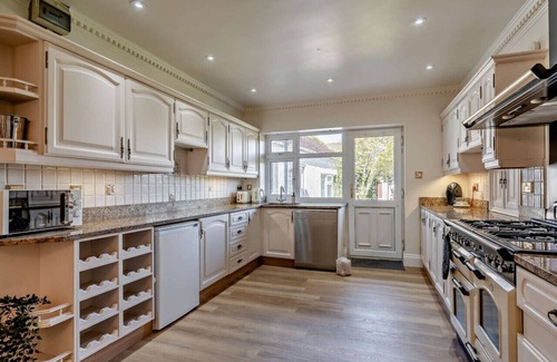 Porthcawl House | Avalon - Four Bedroom House, Sleeps 8
