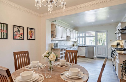 Porthcawl House | Avalon - Four Bedroom House, Sleeps 8