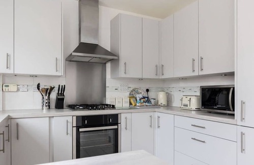 Poole House | Avalon - Walking Distance to Poole Quay and Town
