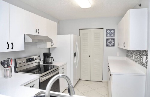 Aventura Apartment | Aventura | Pool Gym | Balcony | 7min Aventura Mall