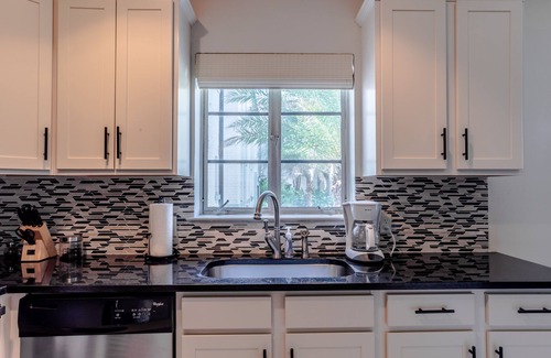 Touro Apartment | Avenue Gardens - Great Location 1 BR on St. Charles