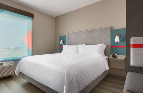 Cedar Rapids - Iowa City Hotel | avid hotel Cedar Rapids South - Arpt Area by IHG