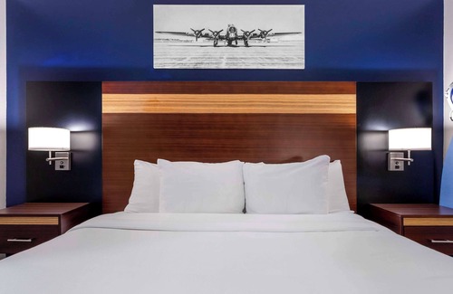 Queens Hotel | Avion Inn Near LGA Airport, an Ascend Collection Hotel