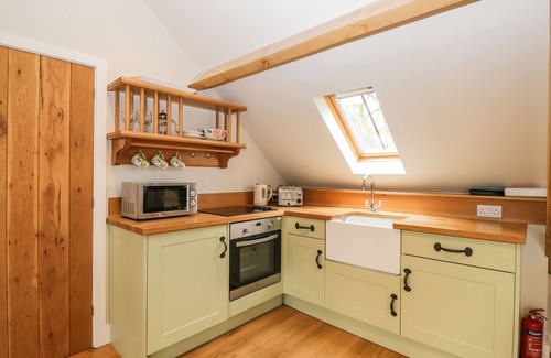 Salisbury Cottage | AVON TURN VIEW, romantic, with a garden in Alderbury