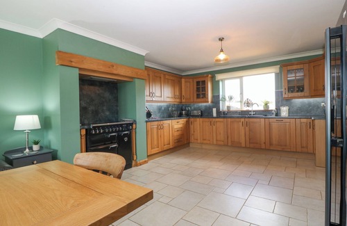 Rhoshirwaun Cottage | AWEL Y GRUG, pet friendly, with open fire in Aberdaron