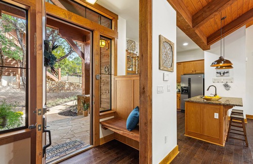 Leander Cottage | Awesome 3BR/2BA Cottage at Hollows Resort, Beach Club, Marina, Pools, Fitness (Pet Friendly)