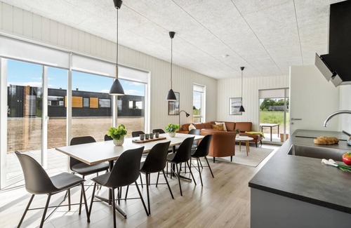 Hjarbæk House | Awesome home in Løgstrup with kitchen