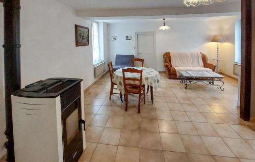 Montliard House | Awesome Home In Montliard With Wifi