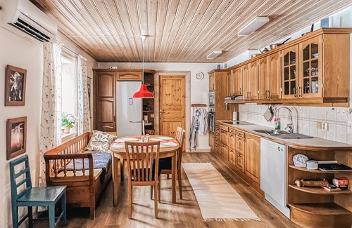 Skovde Municipality House | Awesome home in Skövde with sauna