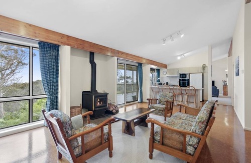 Wentworth Falls House | Azimuth - Spacious Family Retreat with City Views