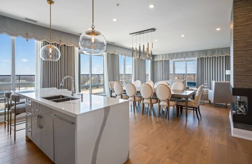 Niagara Falls Apartment | Azure | Penthouse | Fairway Views | Balcony | Gym