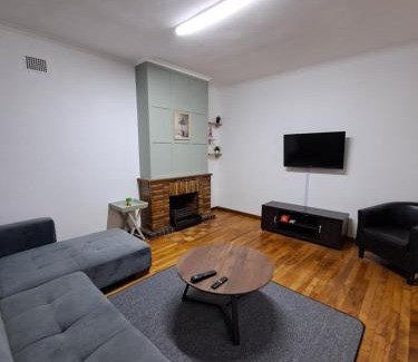 Lansdowne House | Azzure Apartments 6 sleeper Crawford