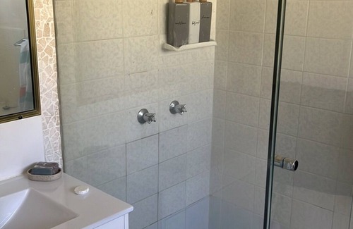 Thuringowa Central House | B & B across road from willows & cannon park and Riverway Naturist CO home