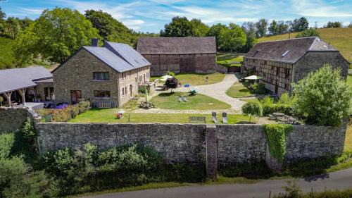Somme-Leuze Bed & Breakfast | B&B Ferme de Leuze Rustieke Gîtes nabij Durbuy, eigen laadpalen