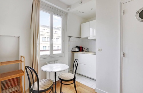 Saint-Vincent-de-Paul Apartment | B Canal St Martin Lovely Room