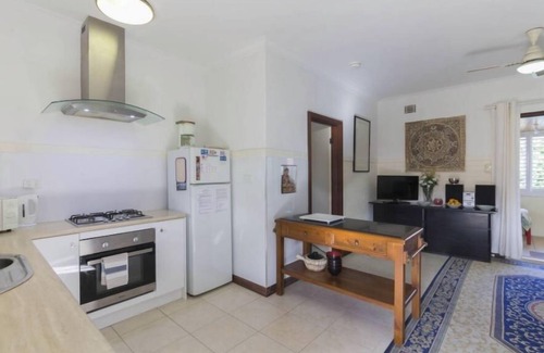 Crawley Apartment | B9 Walk to UWA close to SCGH & CBD
