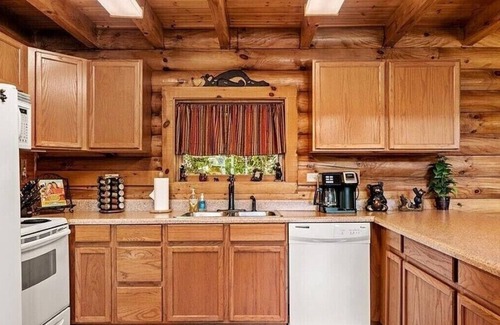 Maggie Valley Cabin | BABY BEAR’S CABIN, REAL LOG CABIN, SPECTACULAR VIEWS, HOT TUB, FIRE PIT