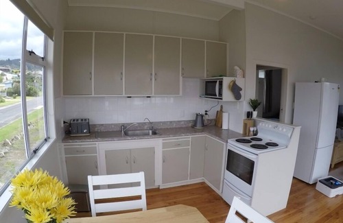 Waihi Beach House | Bach on Wallnutt - Clean Sunny-North end, 200m to beach, lovely morning sun