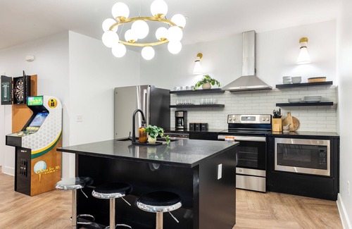 Historic Edgefield Apartment | Bachelor Loft w/Air Hockey, Balcony & Rooftop | Mins to Broadway and Downtown