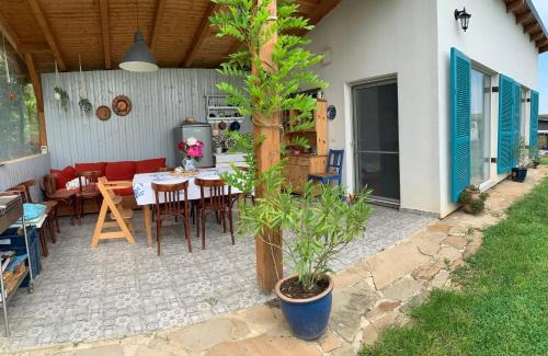 Sebes Bed & Breakfast | Backyard Cottage
