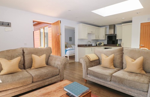 Fareham Cottage | BADGERS SETT, family friendly, with pool in Titchfield Common