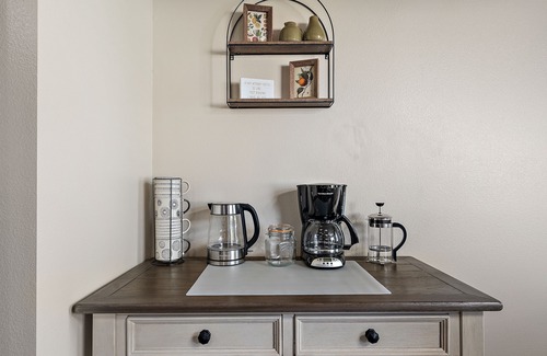 Caldwell House | ⭐Badminton/Volleyball net⭐️100Mbps⭐️3 TVs⭐️15min→Indian Creek Plaza⭐2600ft² ⭐nn