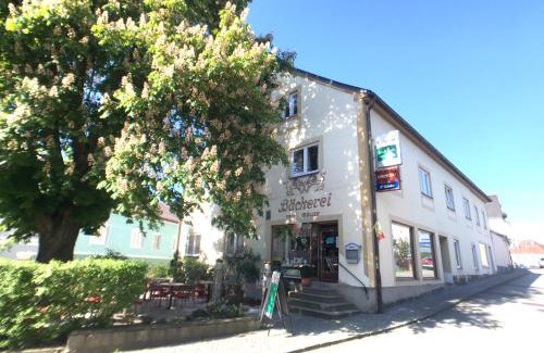 Heidenreichstein Apartment | Baeckerei Mueller - große Unterkunft mit mid century Charme, zentral, sehr gut für Familien, privat, Stadt&Natur, Café im Haus