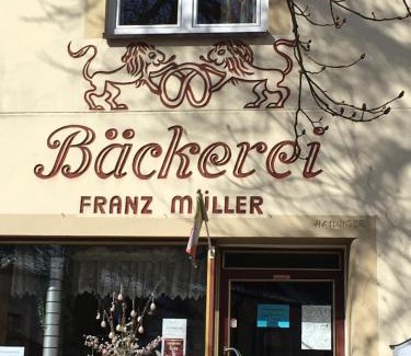 Heidenreichstein Apartment | Baeckerei Mueller - große Unterkunft mit mid century Charme, zentral, sehr gut für Familien, privat, Stadt&Natur, Café im Haus