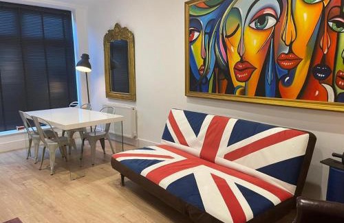 Bagshot Apartment | Bagshot PennyHill Camberley Ascot Luxury 2 Beds 1 Bath Sleeps 4 Pets OK Permit Parking