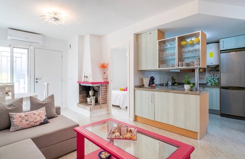 San Juan de Alicante House | BAHAMAS III (SANT JOAN) - Cozy apartment with shared swimming pool and free WiFi