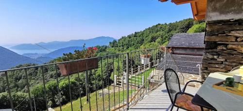 Intragna House | Baita Gabriele con Terrazzo e Vista Lago per 4 Persone