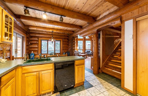 Glacier Ski Chalet | Baker Bliss 3100 Sqft, Wifi, HotTub, EV charger