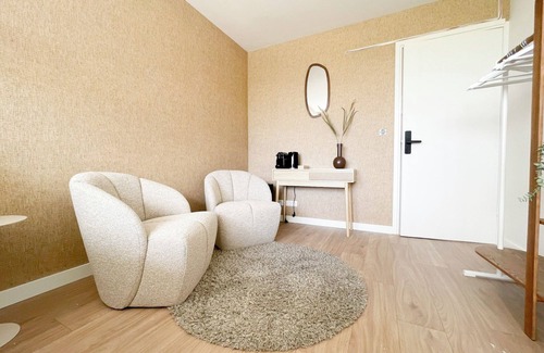 Municipality of Tilburg Apartment | Balance your books and your wellbeing! Study-friendly space near University Tilburg with relaxing nature walks nearby. Shared kitchen, laundry, and free parking make life easier.
