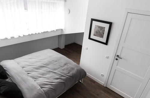 Liberty Avenue Apartment | Balcony 1 BD Main Street Apartment by Hostlovers