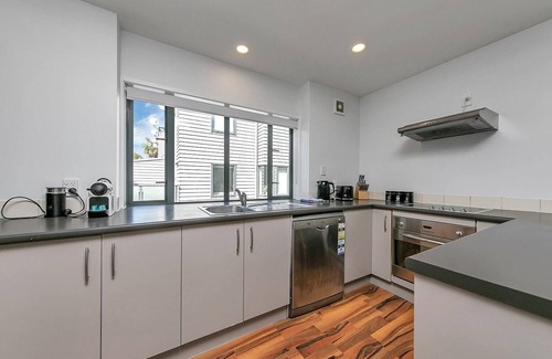 Parnell House | Balcony+Parking 3BR Gem Near Arena | Zodiak Stays