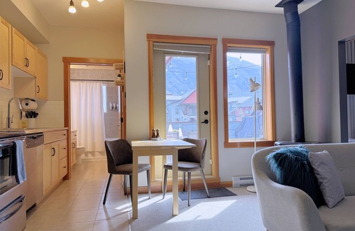 Canmore Condo | ⭐ Balcony | Top Floor | Premium Suite Mountain Retreat ⭐